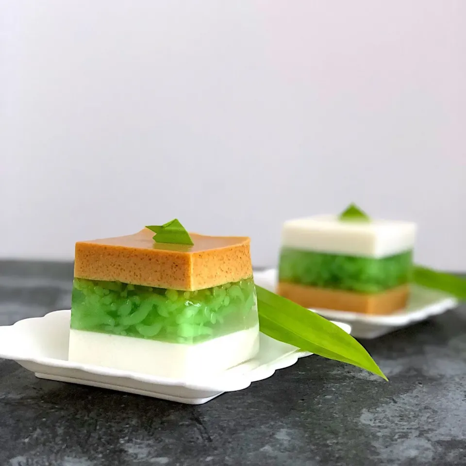 3 layers jelly 
White - coconut milk 
Clear - coconut water and chendol
Brown - gula melaka and coconut milk|12Dragonさん