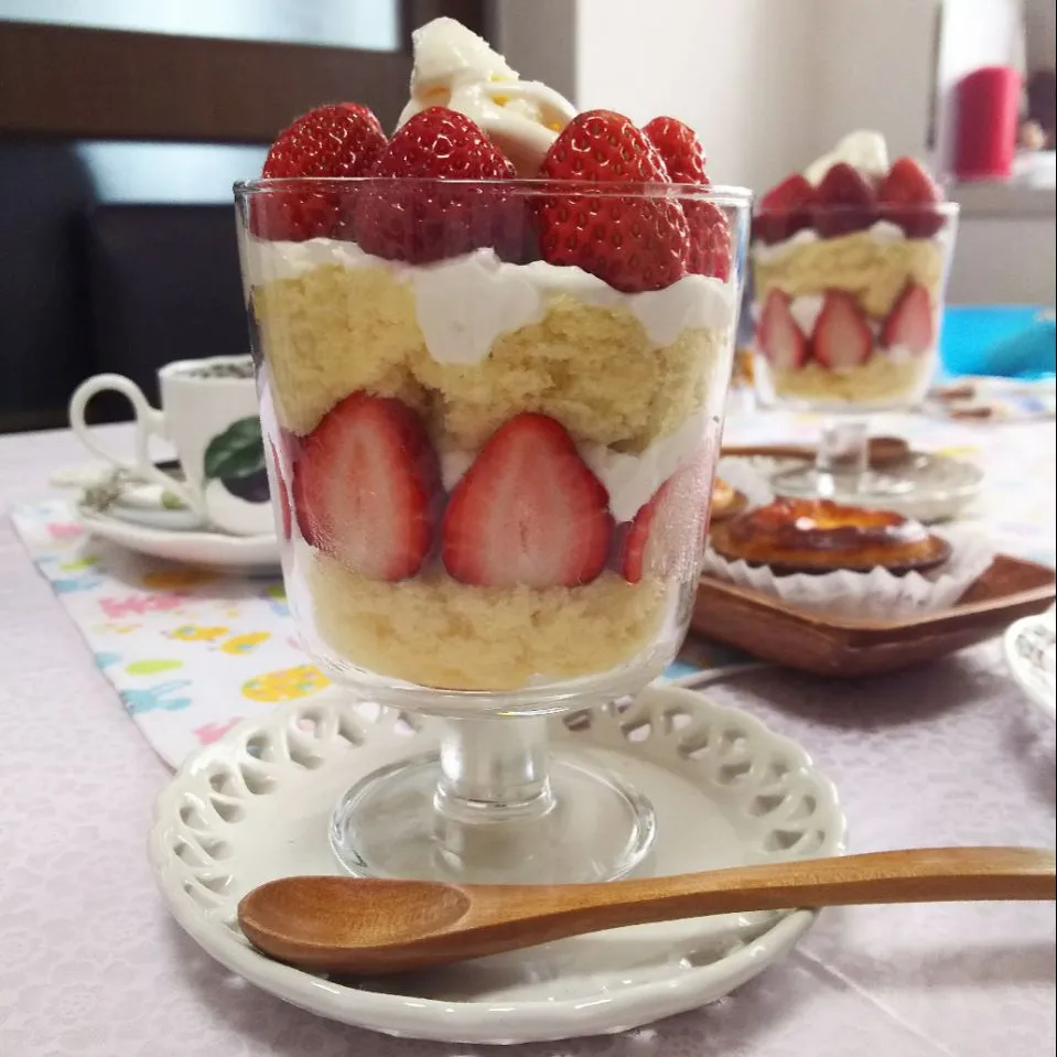 いちごパフェ🍓🍓🍓 #生クリームなし|シュワシュワキッチンさん