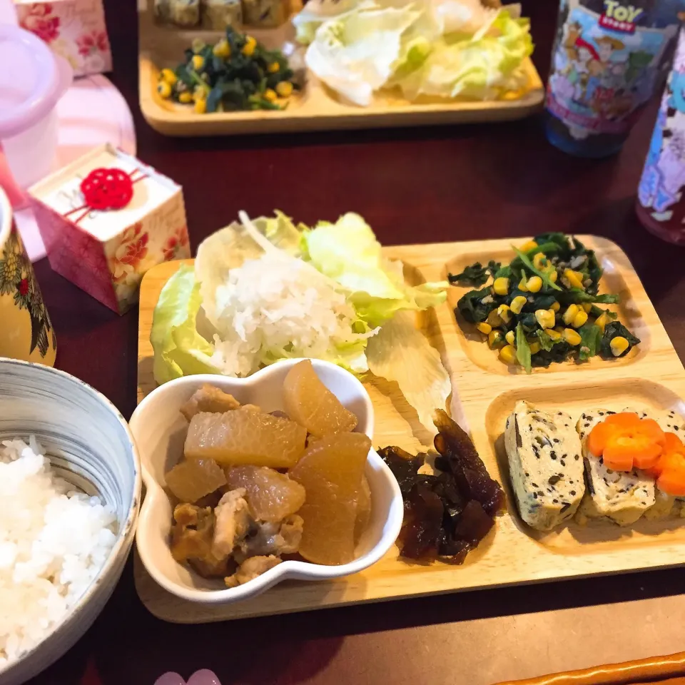 和プレート＊鶏肉と大根の煮物＊ひじき入りたまごやき＊にんじんの出汁煮＊ほうれん草とコーンのソテー＊大根サラダ＊たまり漬け|みゆきさん