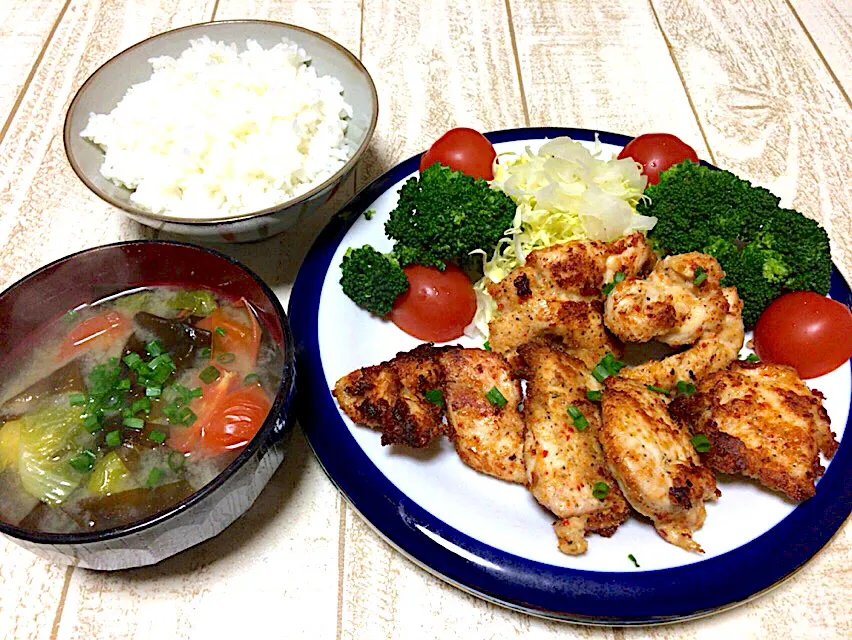 今日の夕飯❗️ 若鶏の香草焼き♫とトマトと白菜 菜花と生わかめの味噌汁♫|ひーちゃんさん