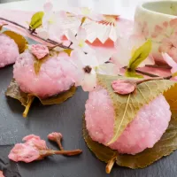 Snapdishの料理写真:道明寺粉の桜餅🌸✨|すずきりん🍬さん