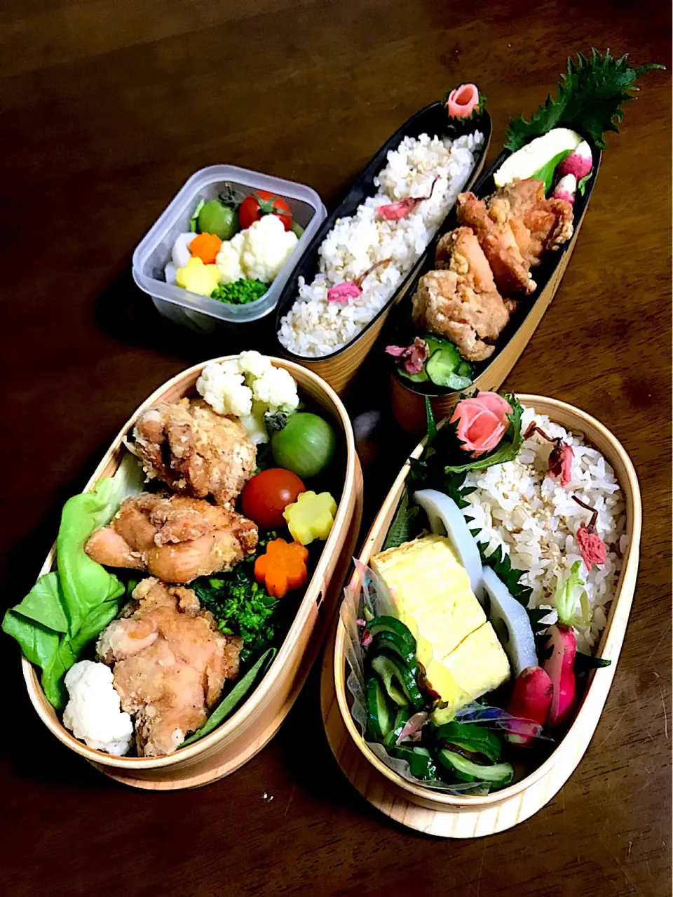 Snapdishの料理写真:今日の2人のお弁当🍱 咲きちゃんさんの料理 うちの ザンギ🐔 （鶏のから揚げ）|とんちんさん