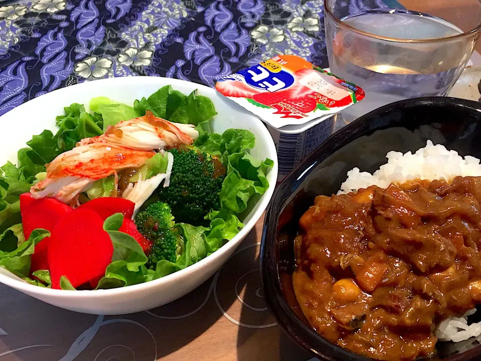 Snapdishの料理写真:朝ごはん
鯖カレー、サラダ（グリーンカール、ブロッコリー、茹でキャベツ、ラディッシュ酢漬け、カニカマ）、苺ヨーグルト|かよちゃんさん