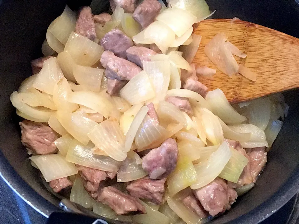 旦那リクエスト♡お肉ゴロゴロ玉ねぎたっぷりカレー🍛|くーさんさん