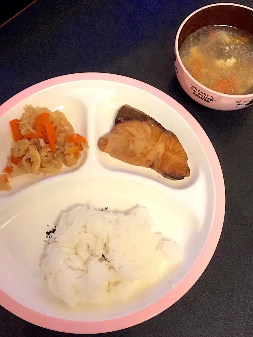 幼児食 夜
・ごはん
・ぶりの照り焼き
・切干大根の煮物
・けんちん汁
・りんご|ぺろたんさん