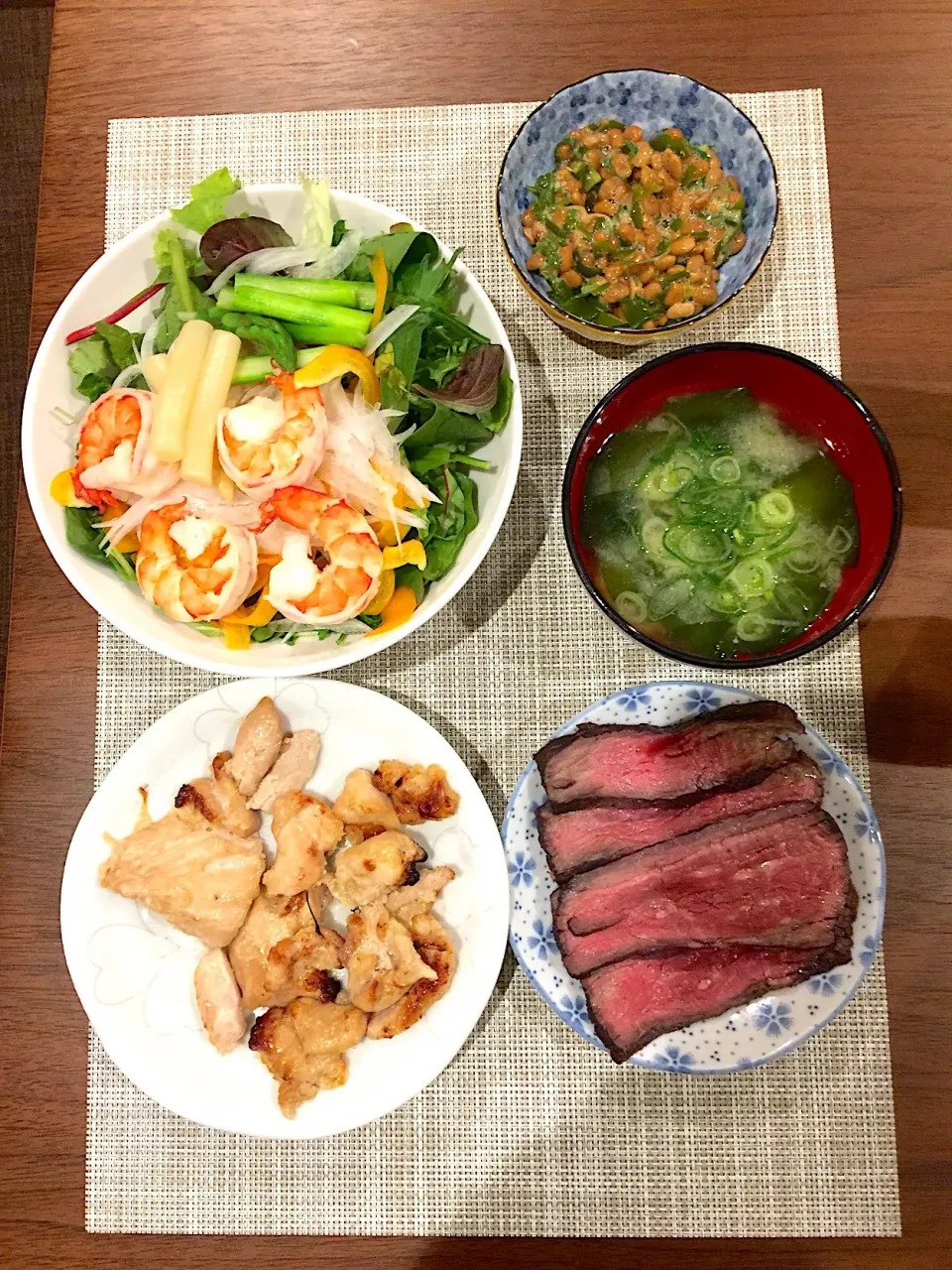 Snapdishの料理写真:ローストビーフ、鶏むね肉塩麹焼き、サラダ、納豆、味噌汁|浜@ちゃんさん