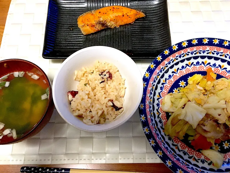 Snapdishの料理写真:タコご飯🐙
鮭のレモン胡椒風味
味噌汁
中華風野菜炒め|ニーナさん