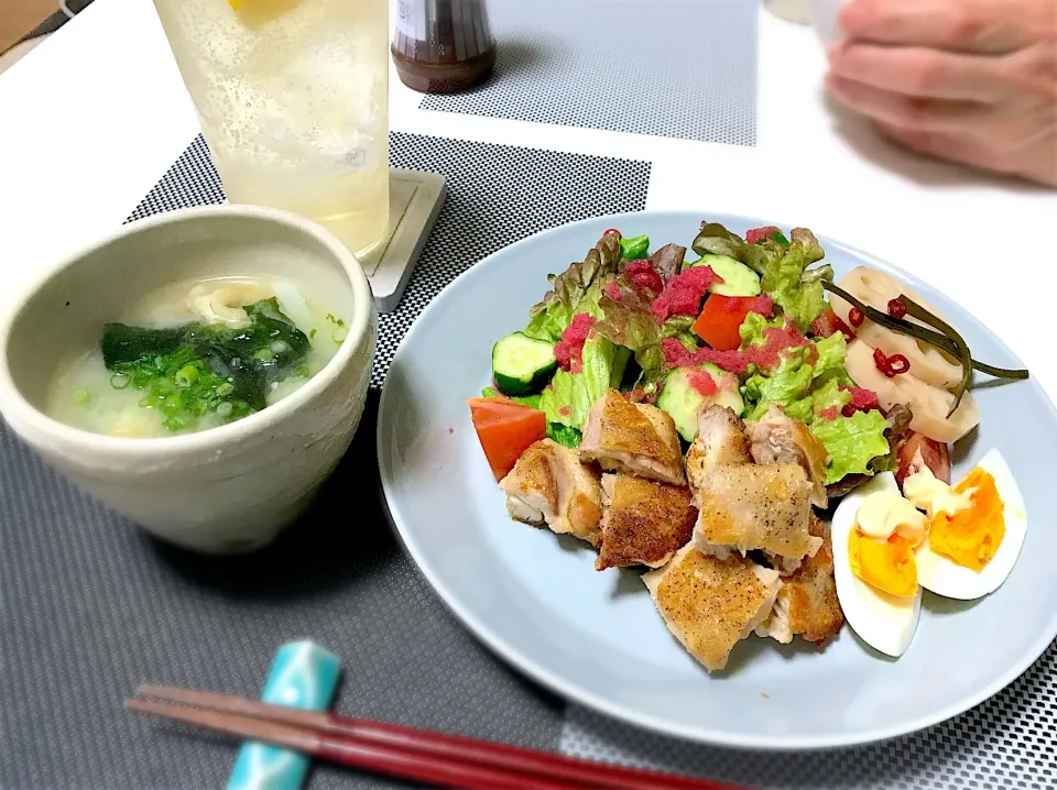 ばんごはん。グリルチキンサラダプレート、玉ねぎと油揚げの味噌汁。|yukiさん