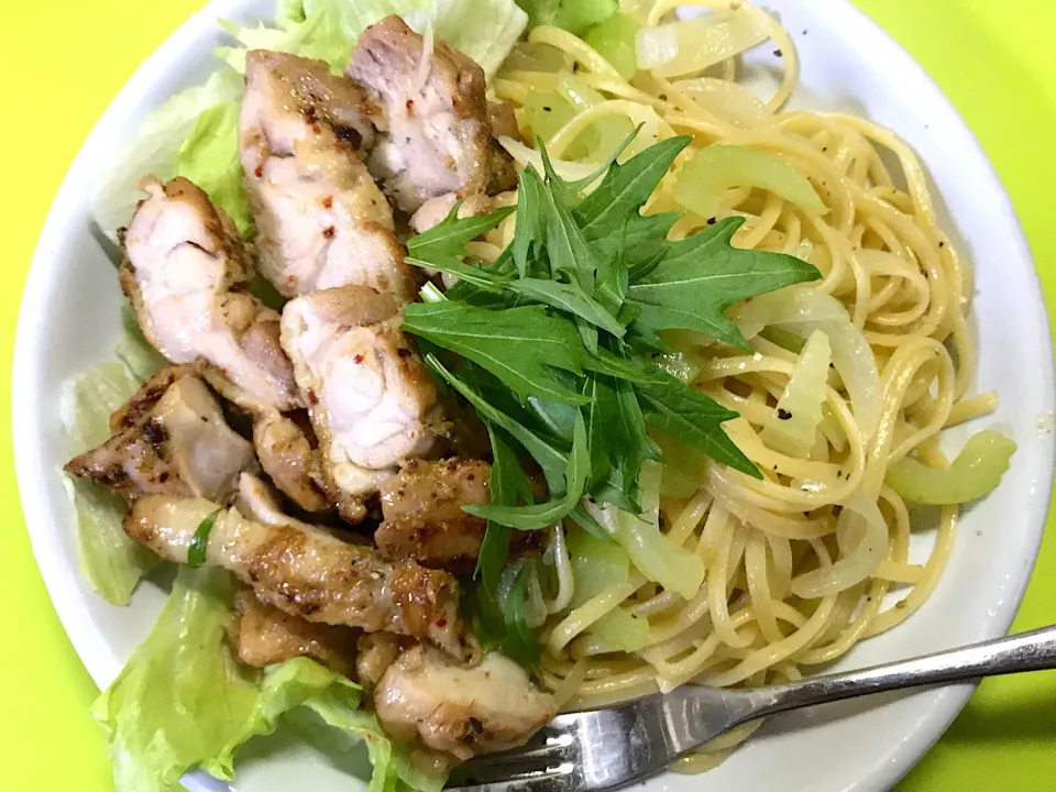 チキンステーキとセロリと玉ねぎのペペロンチーノ|ゆきさん