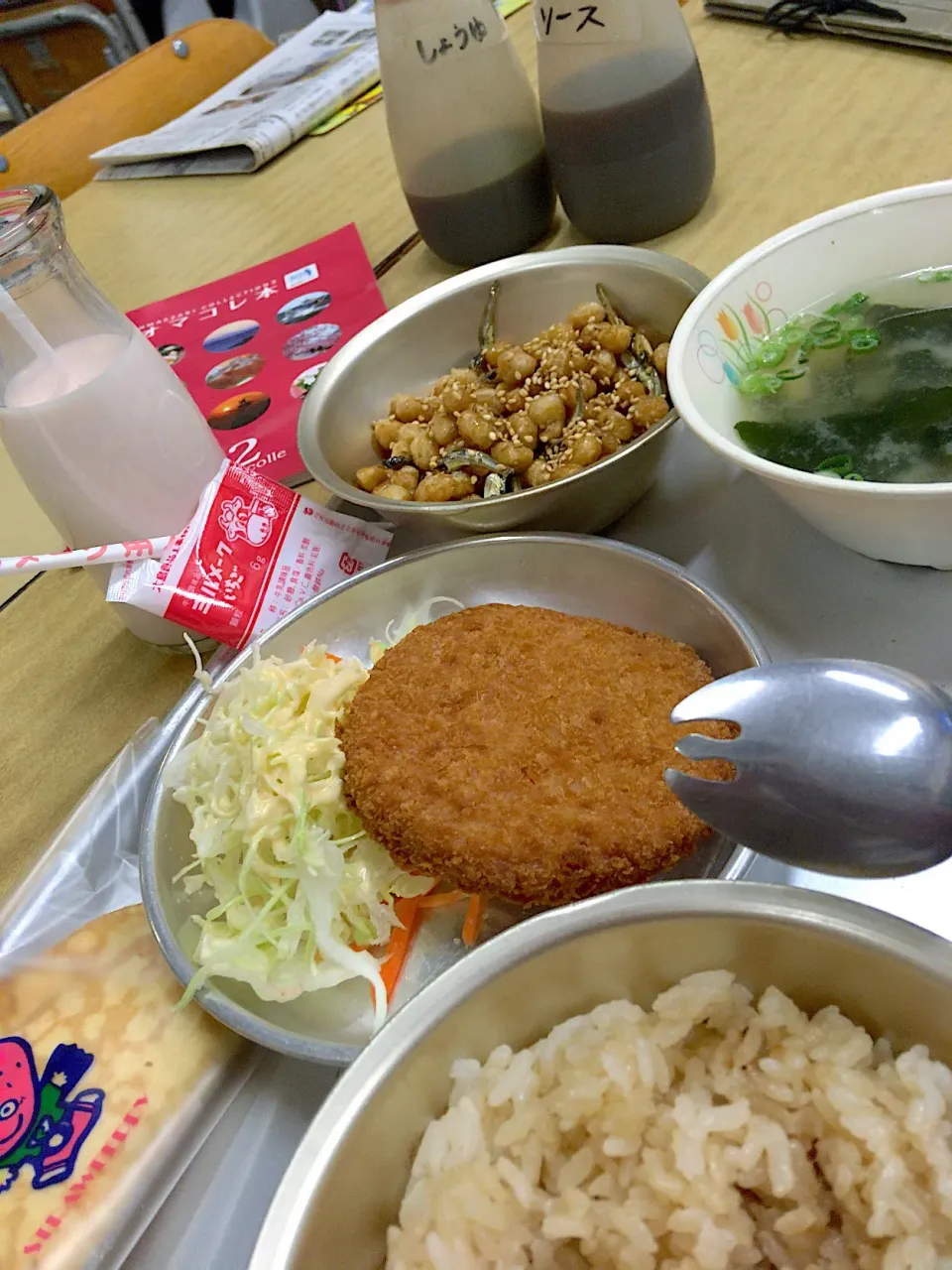 Snapdishの料理写真:今日の給食 大豆とじゃこのあめ煮、厚切りハムカツ、さくらごはん、みそ汁、いちごクレープ、ミルメークいちご #がっこーにいこう #御前崎 #給食 #いちご|ダンディ☆和田さん