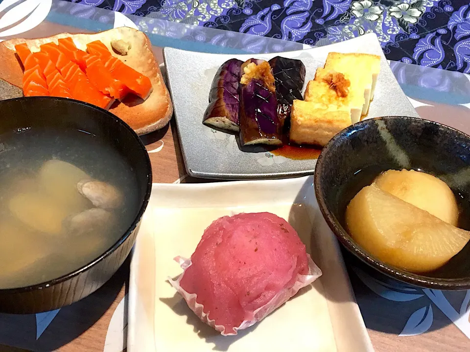 晩御飯
桜おはぎ、ナスと絹揚げのしょうが醤油、サーモン刺身、大根鼈甲煮、あさりの味噌汁|かよちゃんさん