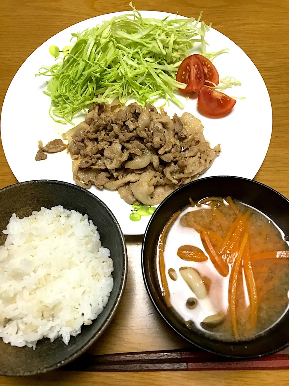 Snapdishの料理写真:豚肉のスタミナ焼き、人参としめじのお味噌汁、麦ご飯|たまきさん