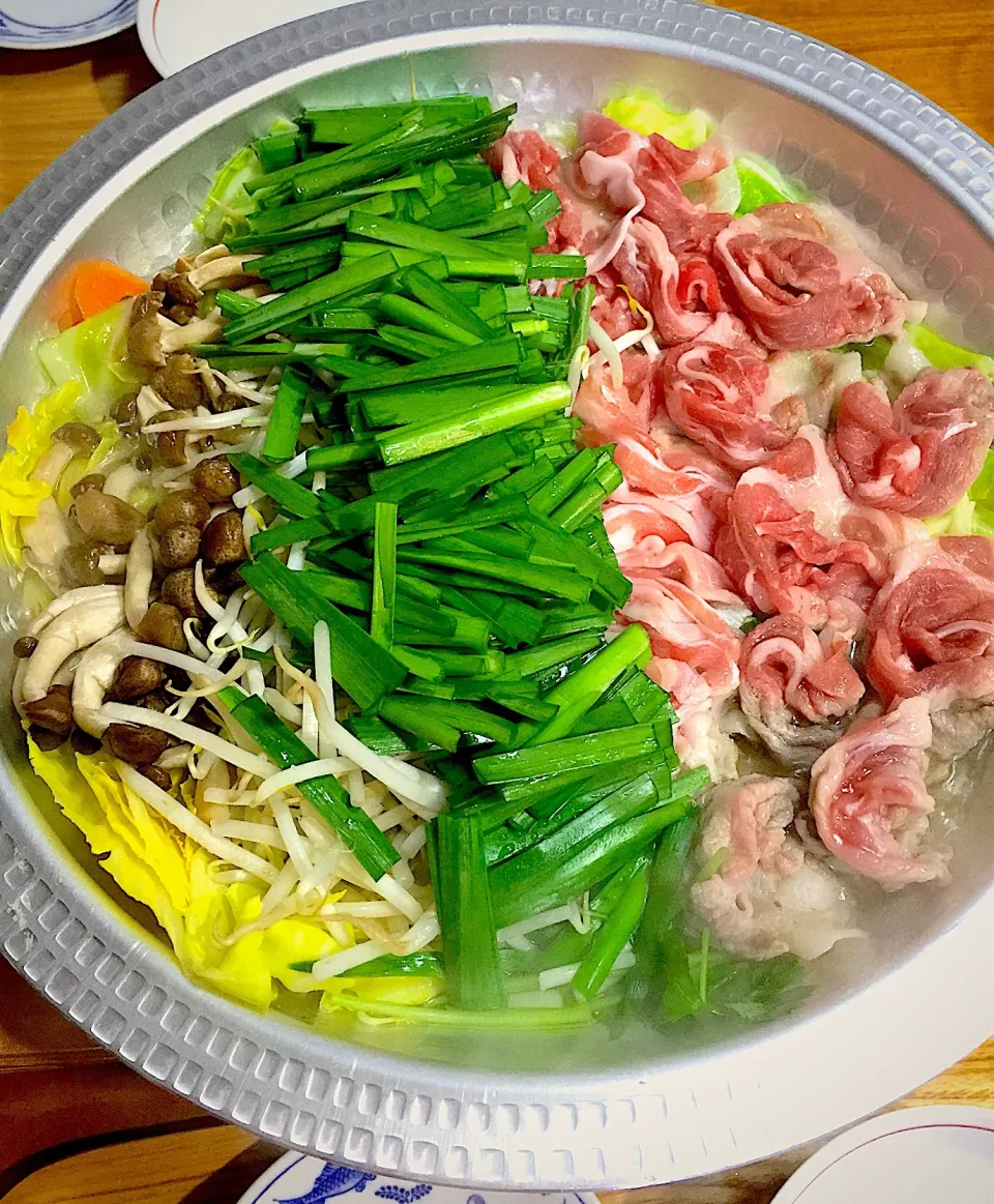 Snapdishの料理写真:#寒い晩は鍋物がいい
#野菜たっぷり 
#春キャベツとニラと豚肉で
#軽米三元豚 
 #晩酌  #ふたりごはん|Blueberry🫐さん