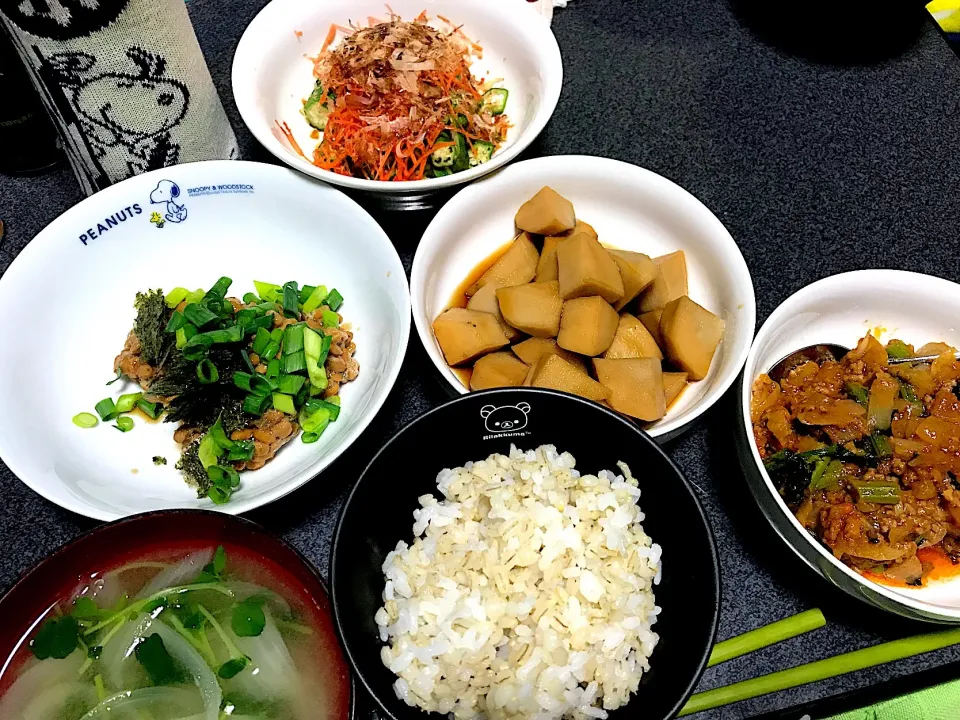 Snapdishの料理写真:もち麦飯、豆苗玉ねぎ味噌汁、里芋煮っころがし、オクラ人参おかか和え、納豆、キノコ野菜挽肉具沢山ミートソース|ms903さん