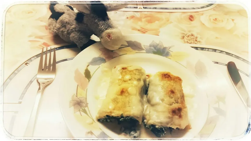 Little donkey's favourite:
Selfmade Pasta filled with Ricotta, Ham, Spinach gratinated with Béchamel sauce and Parmesan cheese|Najeskaさん