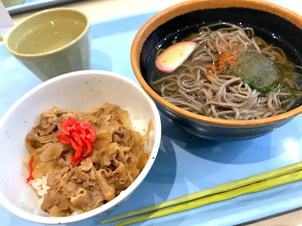 某家電メーカーの蕎麦が持ち上がる社食…今日はミニ牛丼ってのがあったので選んでみたら油だらけで見事に玉砕🤢やはりココはバイキング漬物丼か…😢|にゃあ（芸名）さん