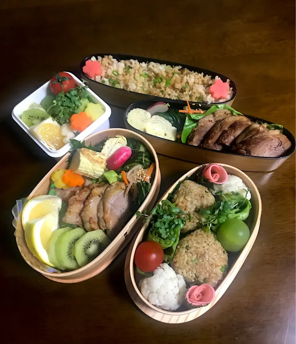 Snapdishの料理写真:今日の2人のお弁当🍱 週末恒例お片付け弁当
ちりめん山椒玄米ご飯🍚と手作りチャーシュー|とんちんさん