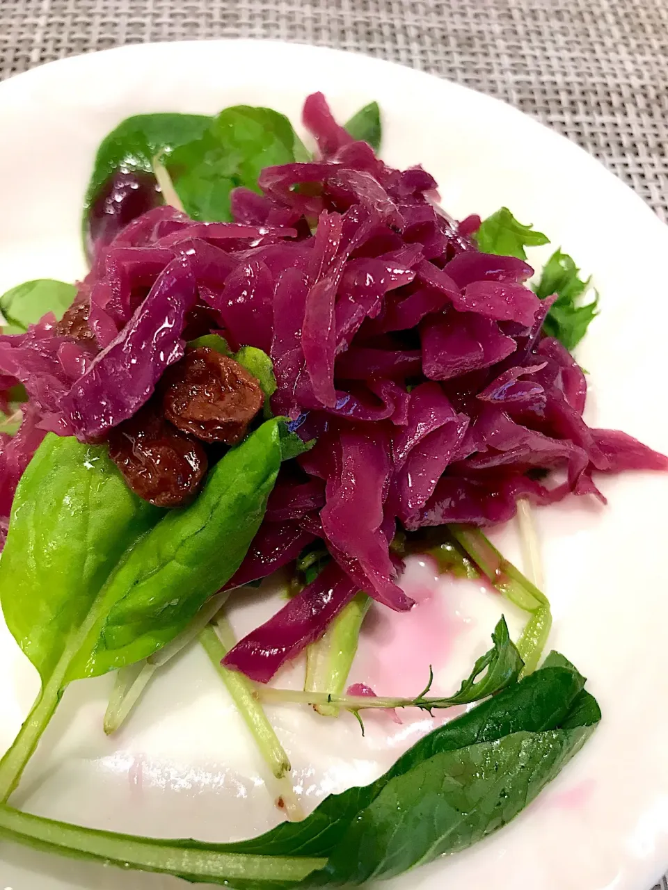 Snapdishの料理写真:デパ地下デリカ
紫キャベツとビーツとレーズンのパープルサラダ🥗|シュトママさん