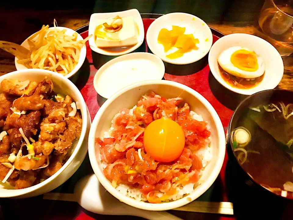 マグロユッケ丼とホルモン揚げ丼|yさん