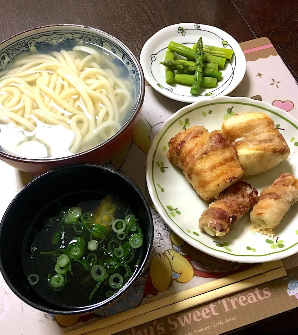 讃岐うどんの釜揚げうどんと 豆腐チーズ挟み肉巻き💕茹でたアスパラ(*^｡^*)|ライムさん