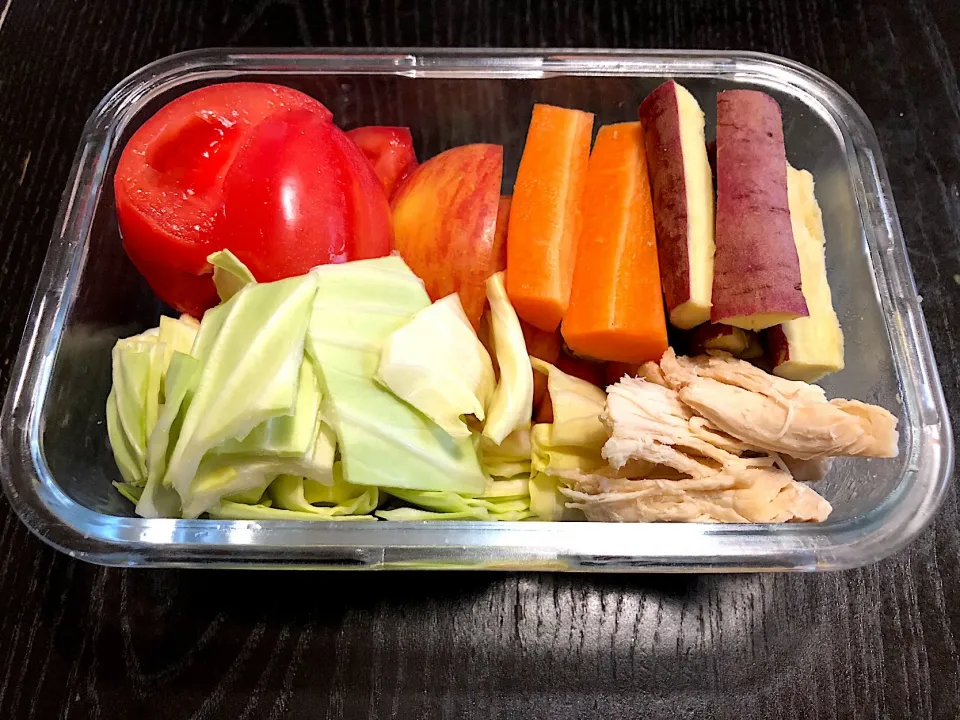 今日のダイエット弁当！(*^_^*)#キャベツ#トマト🍅#人参🥕#りんご🍎#さつまいも🍠#胸肉|Hi-Niさん