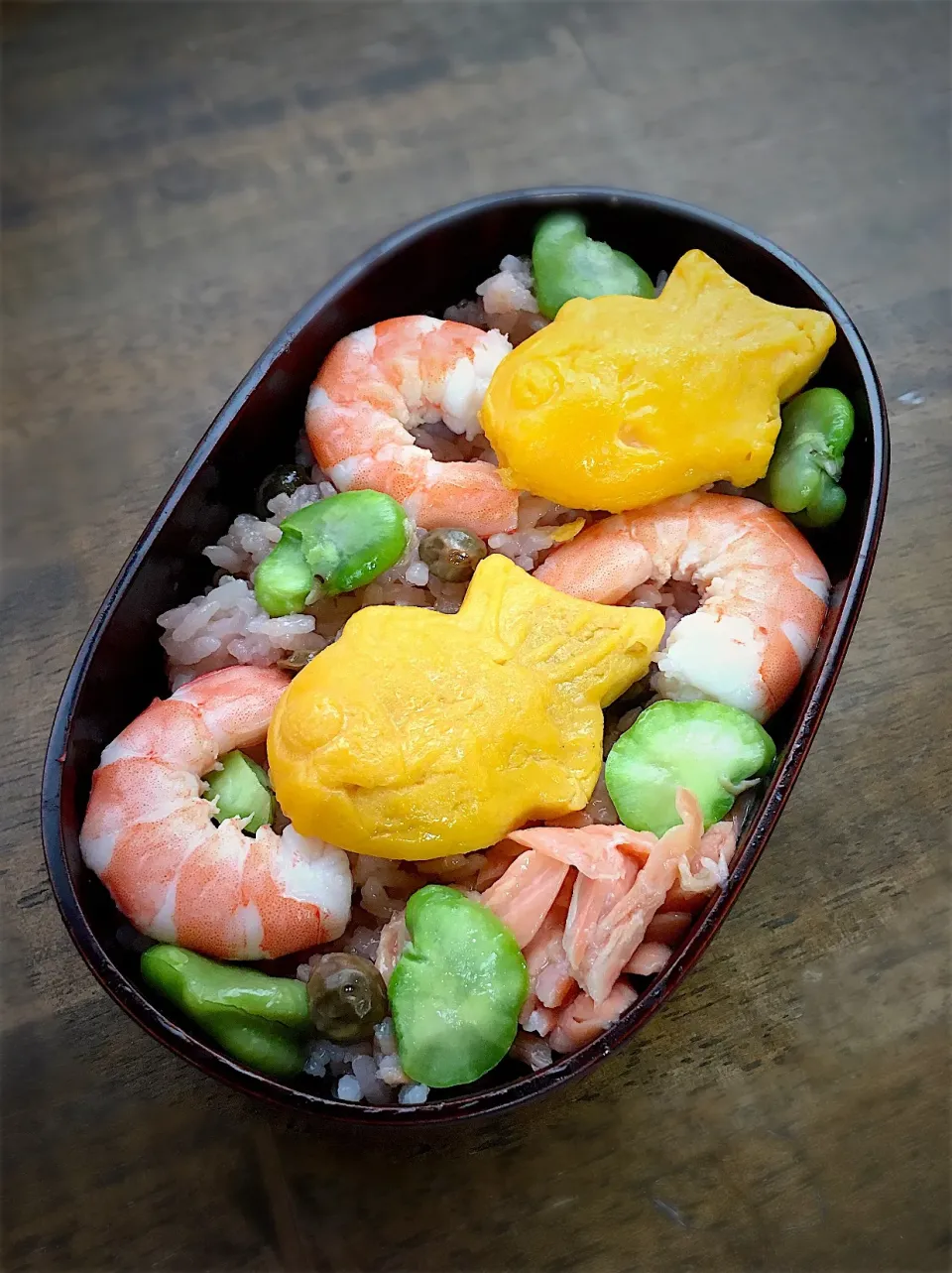 今日のお弁当
・ツタンカーメン豆の御飯
・鯛型の蒸し玉子
・ゆで海老
・そら豆|akiさん