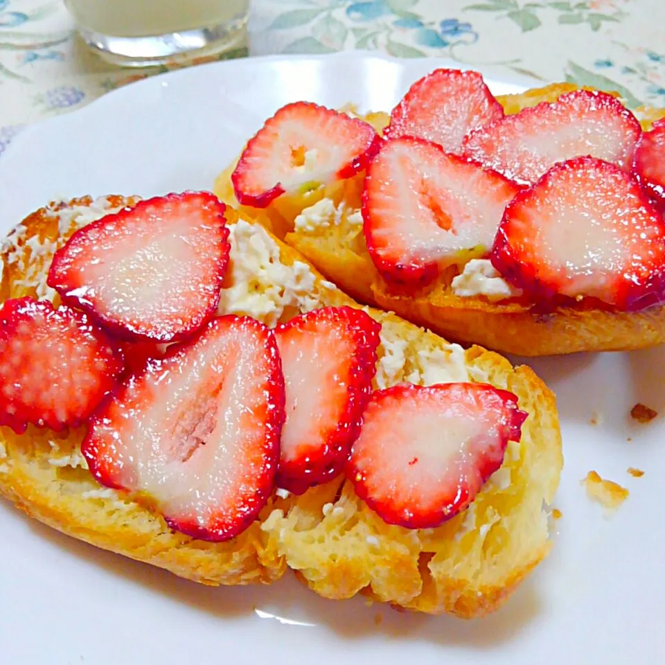 旬の苺とクリームチーズのオープンサンド🍓|うたかた。さん