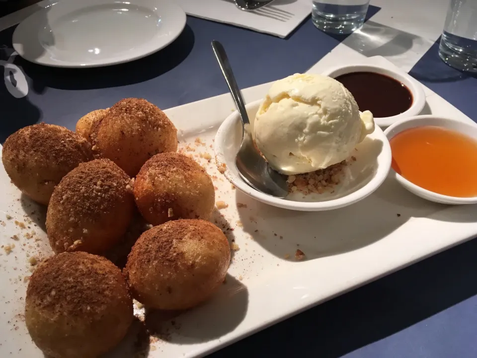 Greek donuts with vanilla ice cream, honey and chocolate sauce @Alati|Ong Sor Fernさん