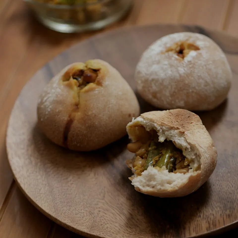 黒目豆とインゲンのドライカレーパン Curry stuffed buns|まちまちこさん