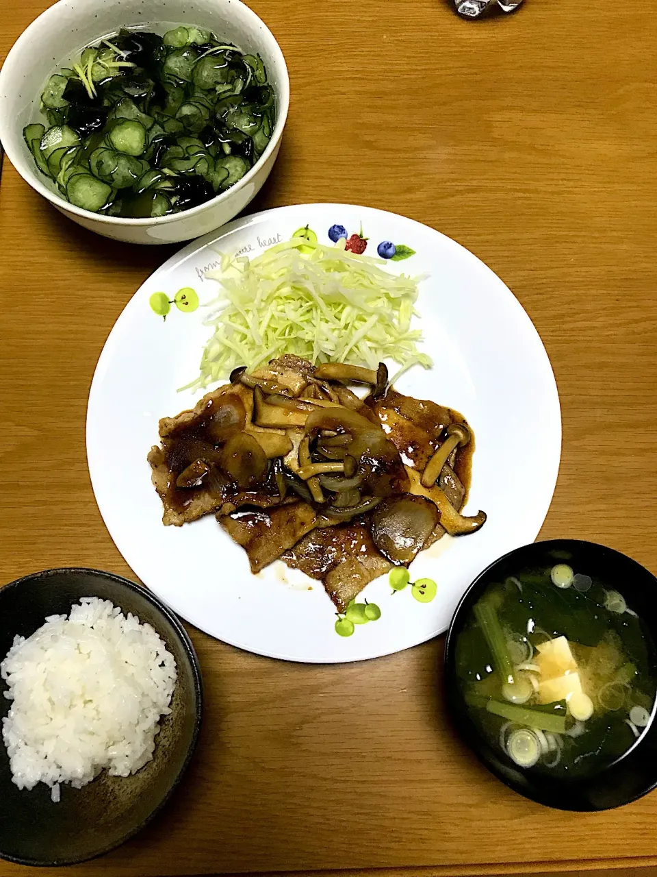 生姜焼き、豆腐と小松菜の味噌汁、酢の物|たまきさん