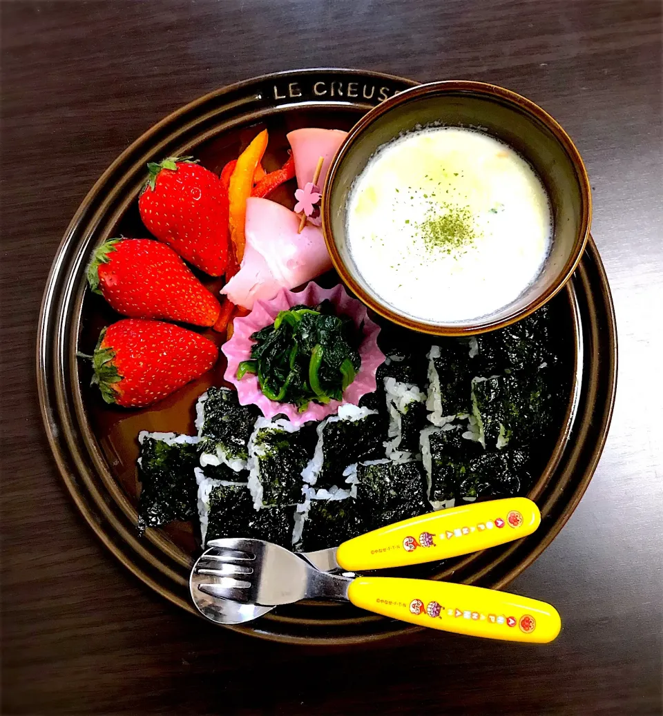 3/23❁息子 朝ごはん☀️
おにぎらず🍙
ミルクスープ🐄
ほうれん草おひたし
ハム
パプリカスティック
いちご🍓|つんさん