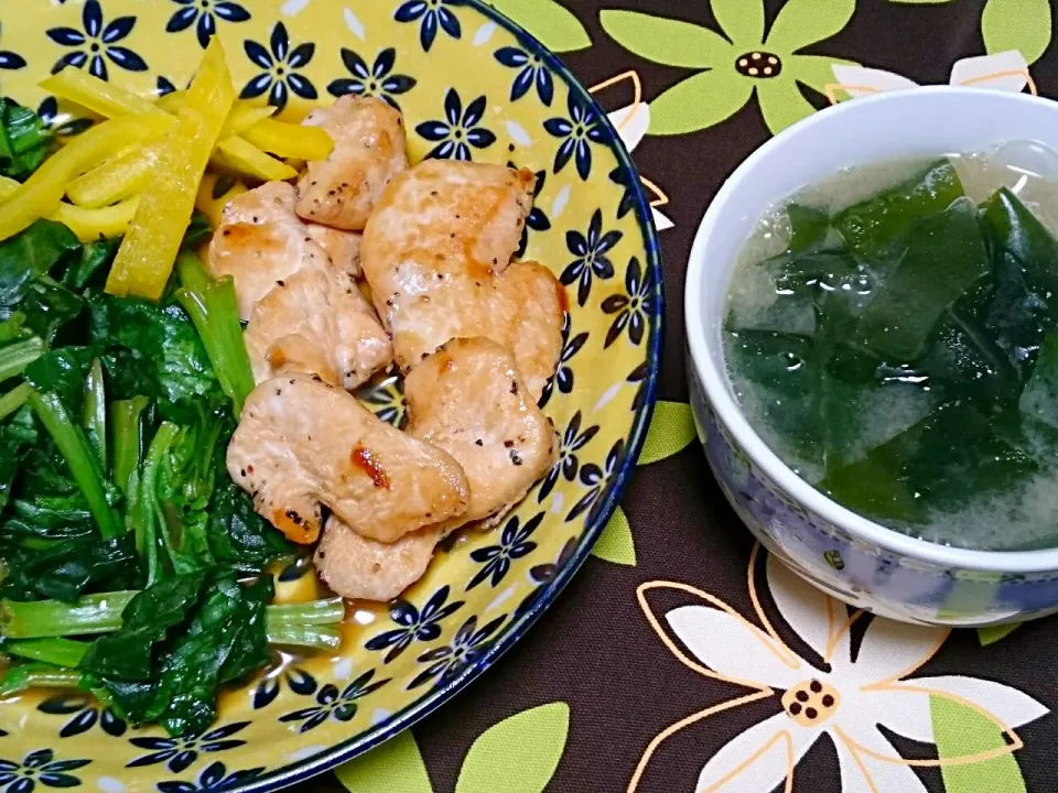 ☆今日の晩ごはん☆  ほうれん草炒め  とりの照り焼き わかめのお味噌汁|hamamaさん