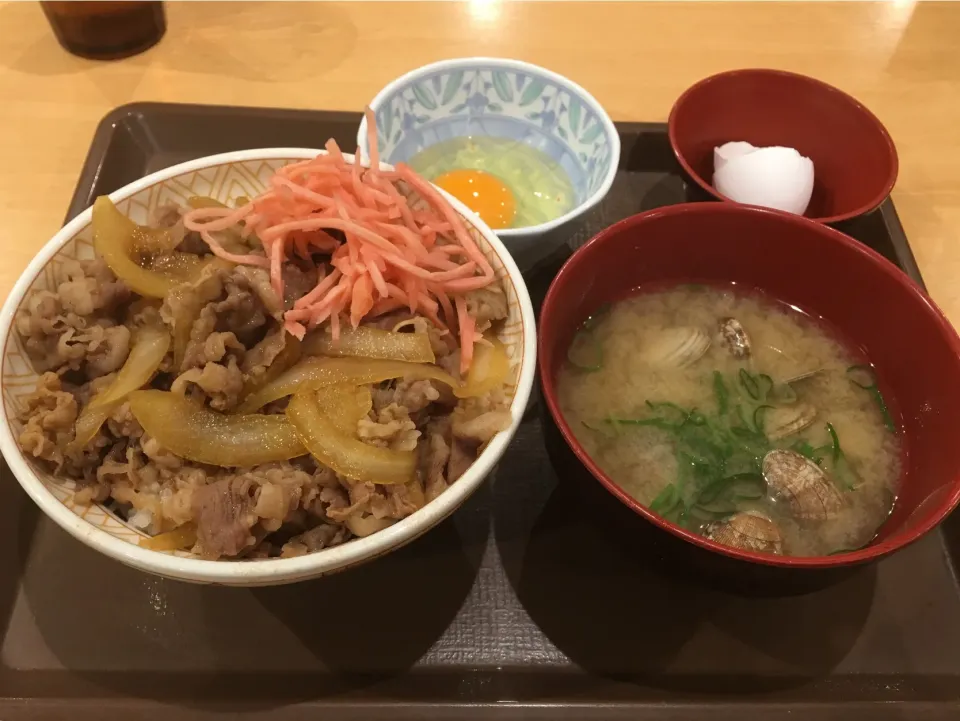 Snapdishの料理写真:#牛丼あさり汁たまごセット
 #すき家の牛丼|畑田 成治さん