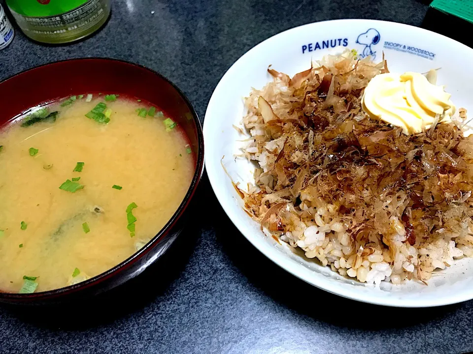 もち麦飯おかか胡椒醤油マヨ御飯、しじみ味噌汁|ms903さん