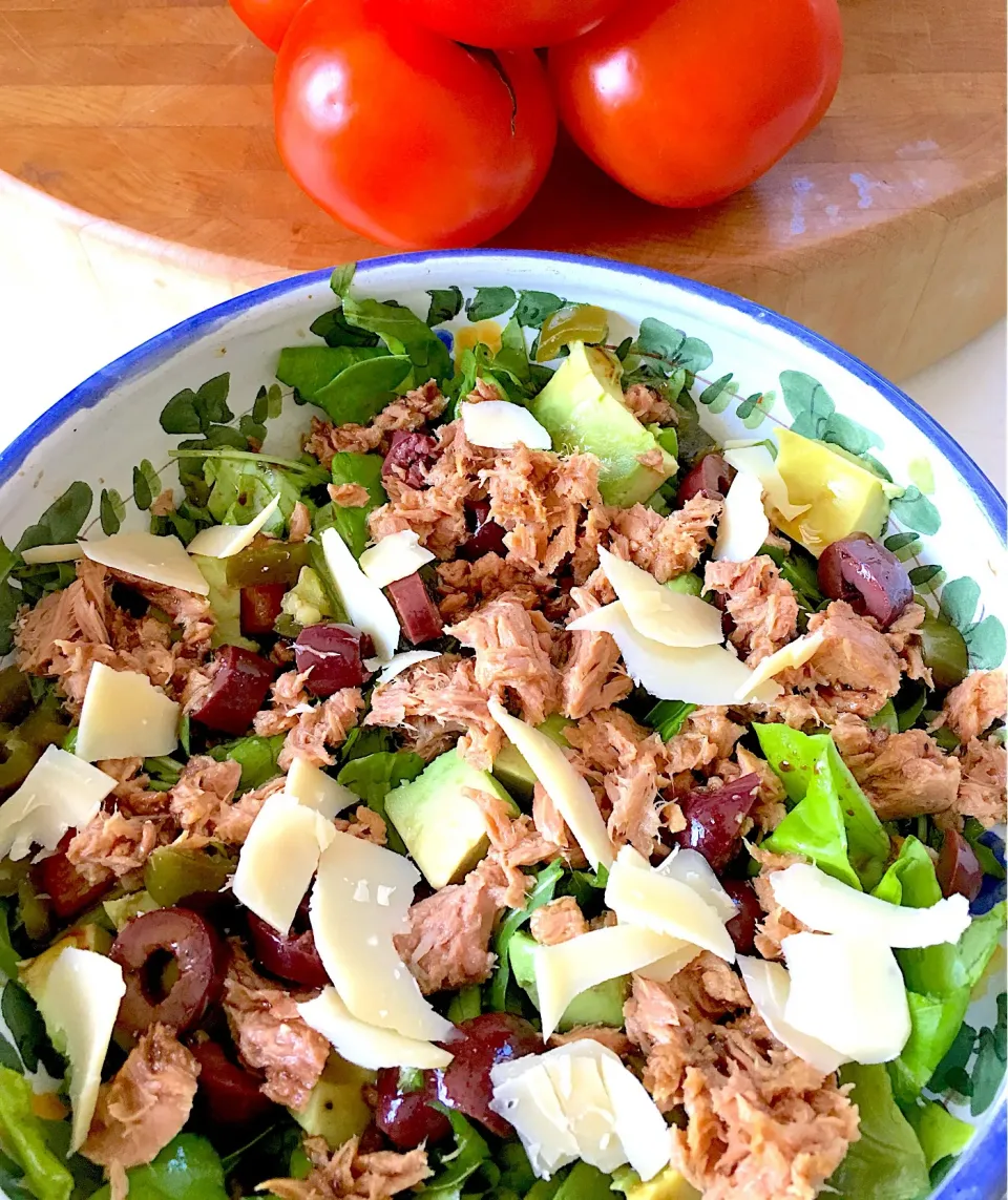 Butter leaf Lettuce & arugula salad topped with tuna in Olive oil, kalamata olives,avocado, & shaved gruyere cheese, drizzle with balsamic vinaigrette  #salad|🌺IAnneさん