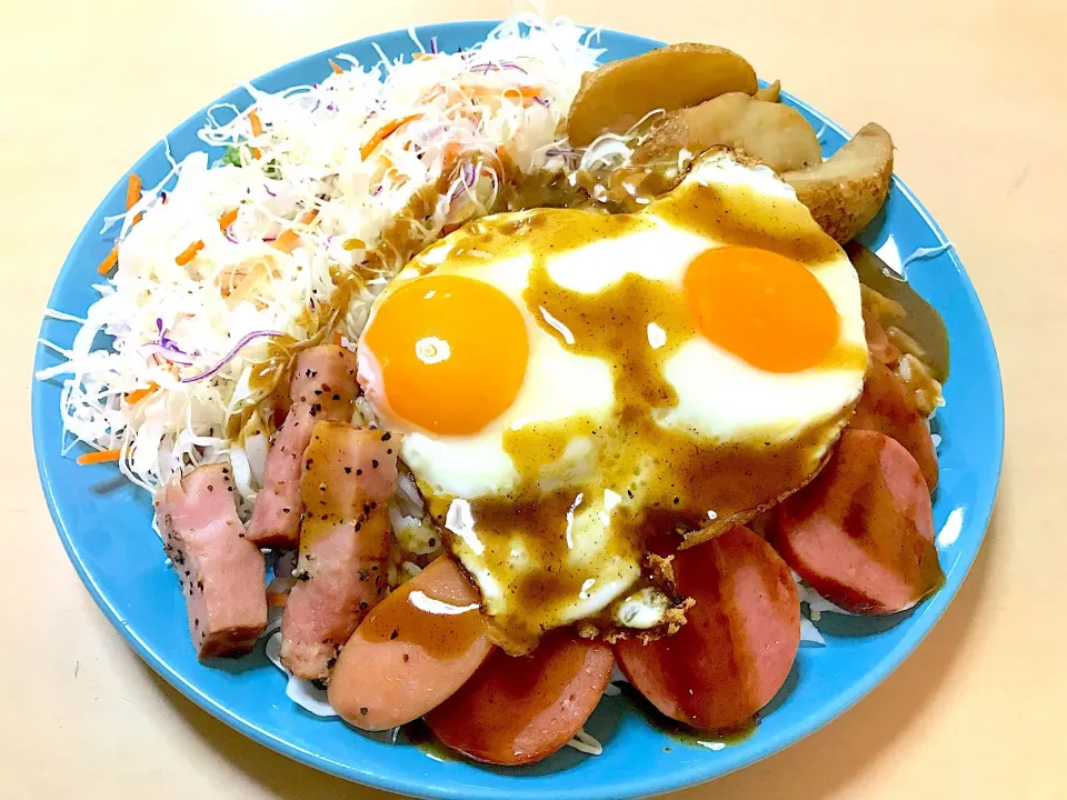 目玉焼きライスにマコーミックグレイビーソースかけ ファミマのお母さん食堂おつまみソーセージ&ベーコンセットとキャベツミックスサラダ添付|マハロ菊池さん