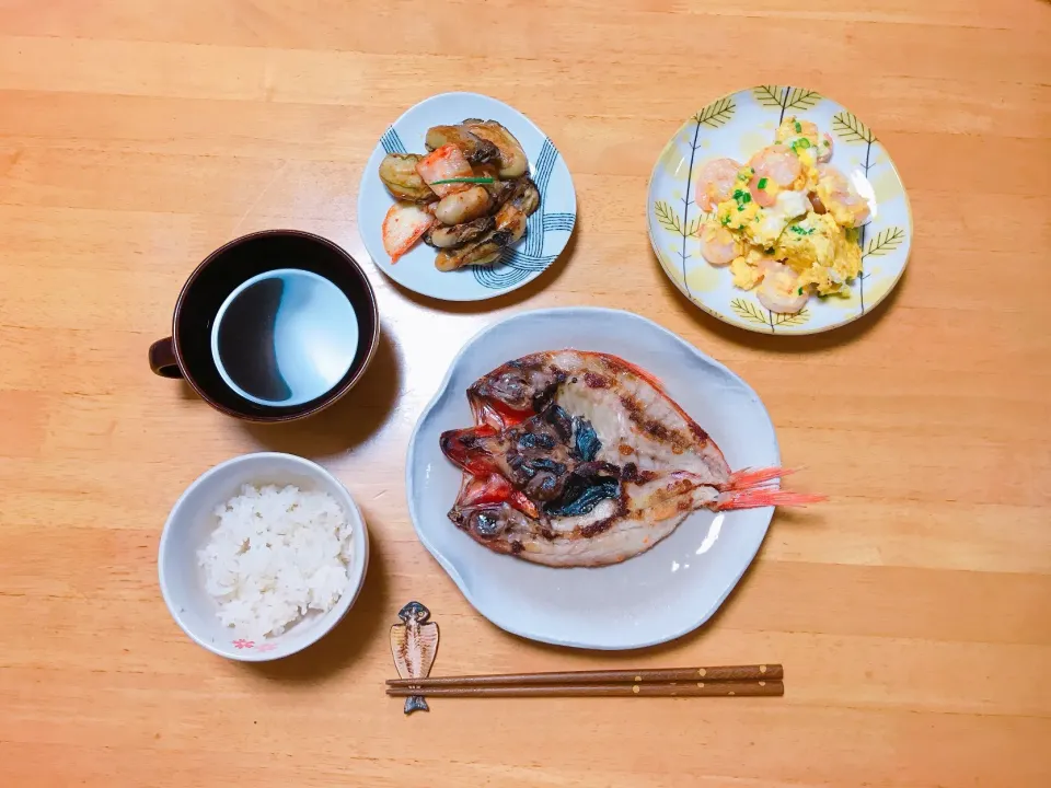 夕ごはん
金目鯛の一夜干し
カキのキムチ炒め
えびの卵とじ|ちゃみこさん