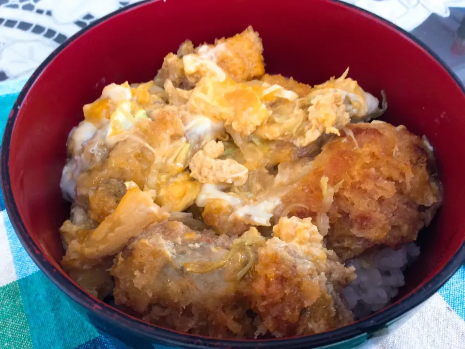 昨晩の実家の残り物をアレンジ😂
牡蠣の卵とじ丼😋|アライさんさん