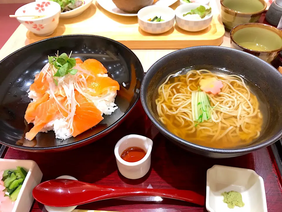 🥢サーモン丼と蕎麦セット|春夏秋冬さん