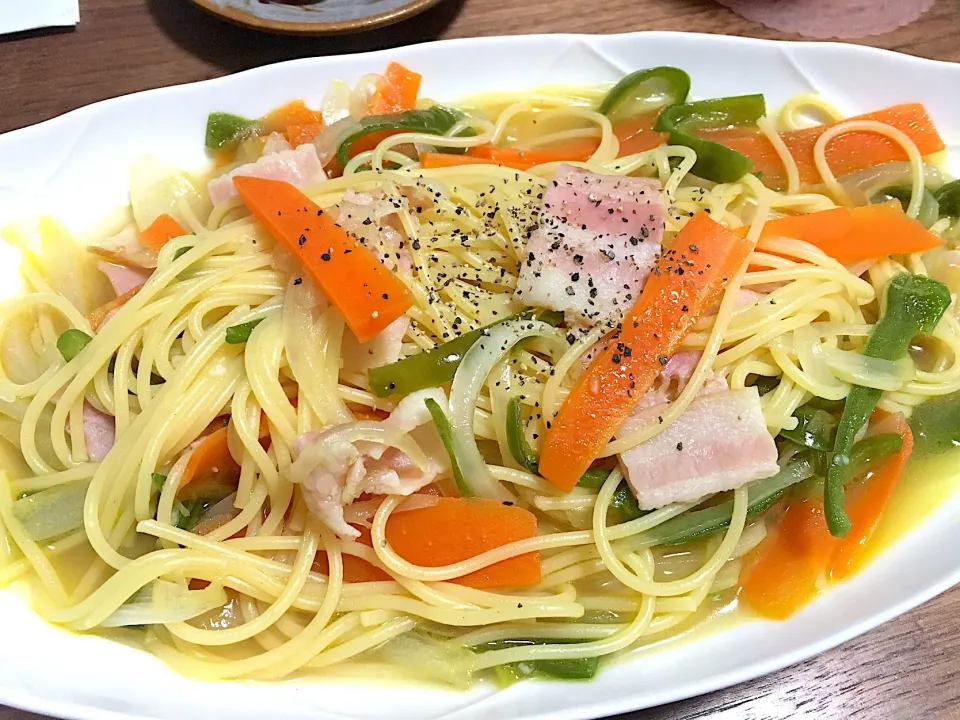 野菜とベーコンのコンソメパスタ|♡あき♡さん