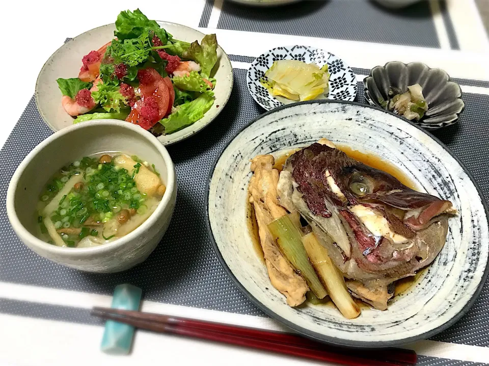 ばんごはん。鯛のアラ煮、なめこと油揚げのお味噌汁、野菜サラダ。|yukiさん