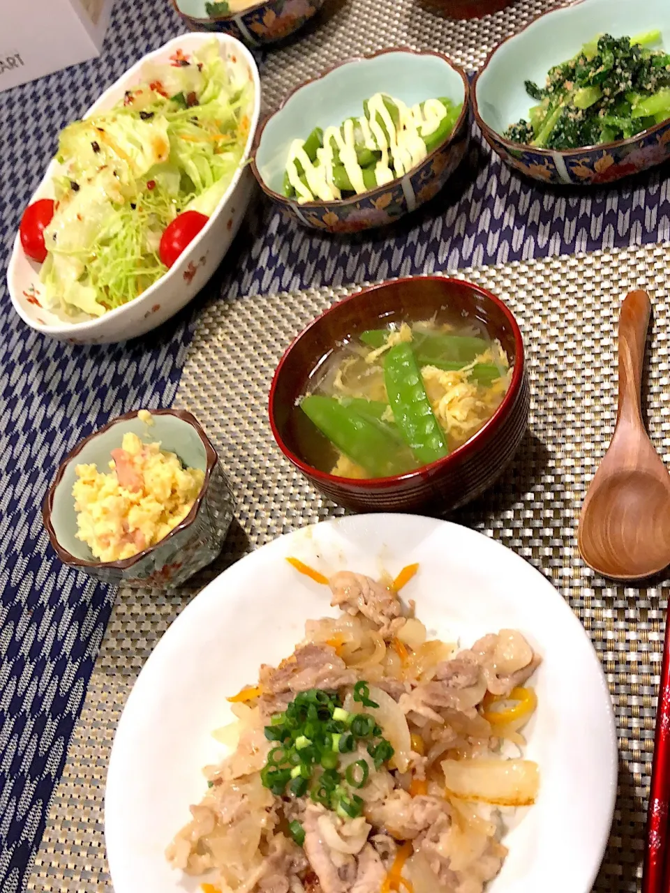 塩豚丼、絹さやと卵のお吸い物、明太イカポテト、アスパラガスのマヨがけ、小松菜の胡麻和え、レタス、キャベツ、セロリのサラダ|amiさん