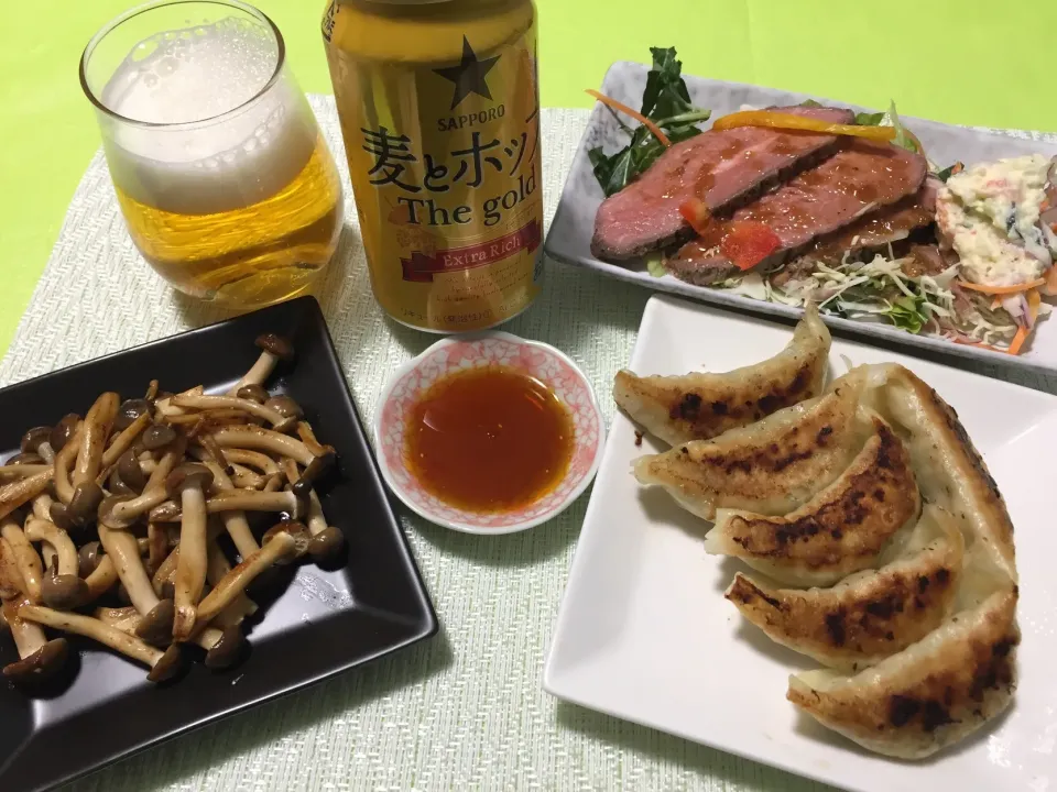 今宵は、餃子🥟
#野菜餃子
#ローストビーフ
#ぶなしめじマヨソテー|Kojiさん