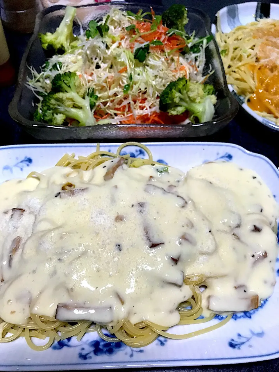 Snapdishの料理写真:カルボナーラスパゲティ、人参ブロッコリーキャベツサラダ|ms903さん