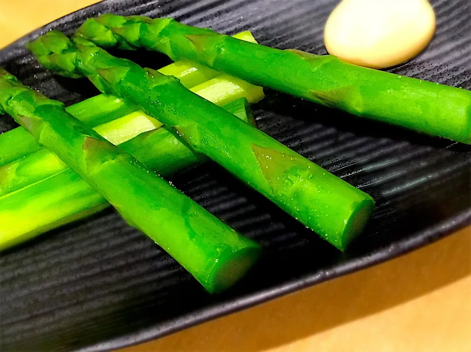 茹でアスパラ♨︎シンプルだけど茹で加減がサスガです🤤|あじしおさん