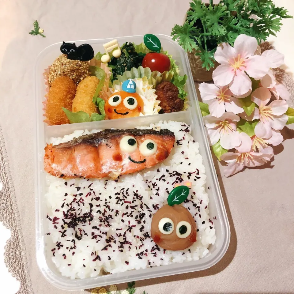 Snapdishの料理写真:3/25❤︎旦那さん自宅弁当❤︎
今日は私だけ朝から夕方まで仕事があるので自宅お弁当にしました🍀 
#お弁当 #弁当 #お昼ごはん #旦那さん弁当 #ランチ #自宅|Makinsさん