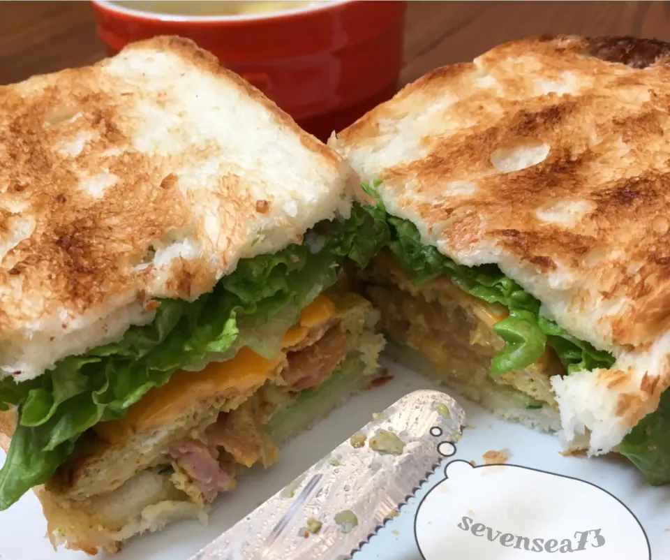 カリーブルスト的なもの作ってオムレツでまとめ生野菜たっぷり添えて玄米パンサンド❣️🥪ʕ-̼͡-ʔ|七海さん