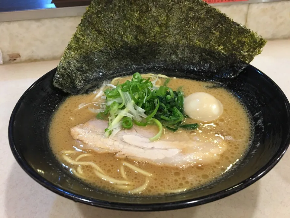 味玉豚骨醤油拉麺『日本』普通の濃さ、硬め、バラチャーシュー|PegaOさん