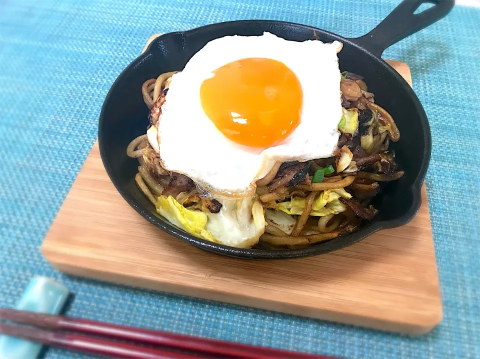 お昼ごはん。焼きそば目玉焼きのせ。|yukiさん