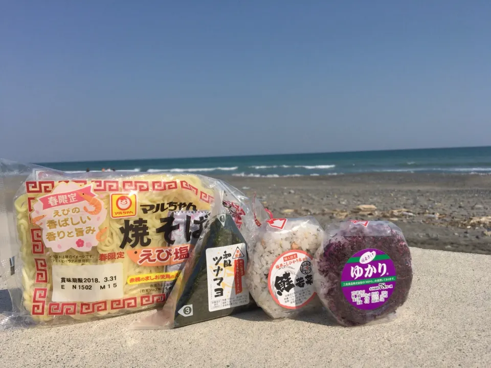 Snapdishの料理写真:マルちゃん焼きそばはお好み焼き味が好き
春限定のえび塩はどうなのかな？|ひーちゃんさん